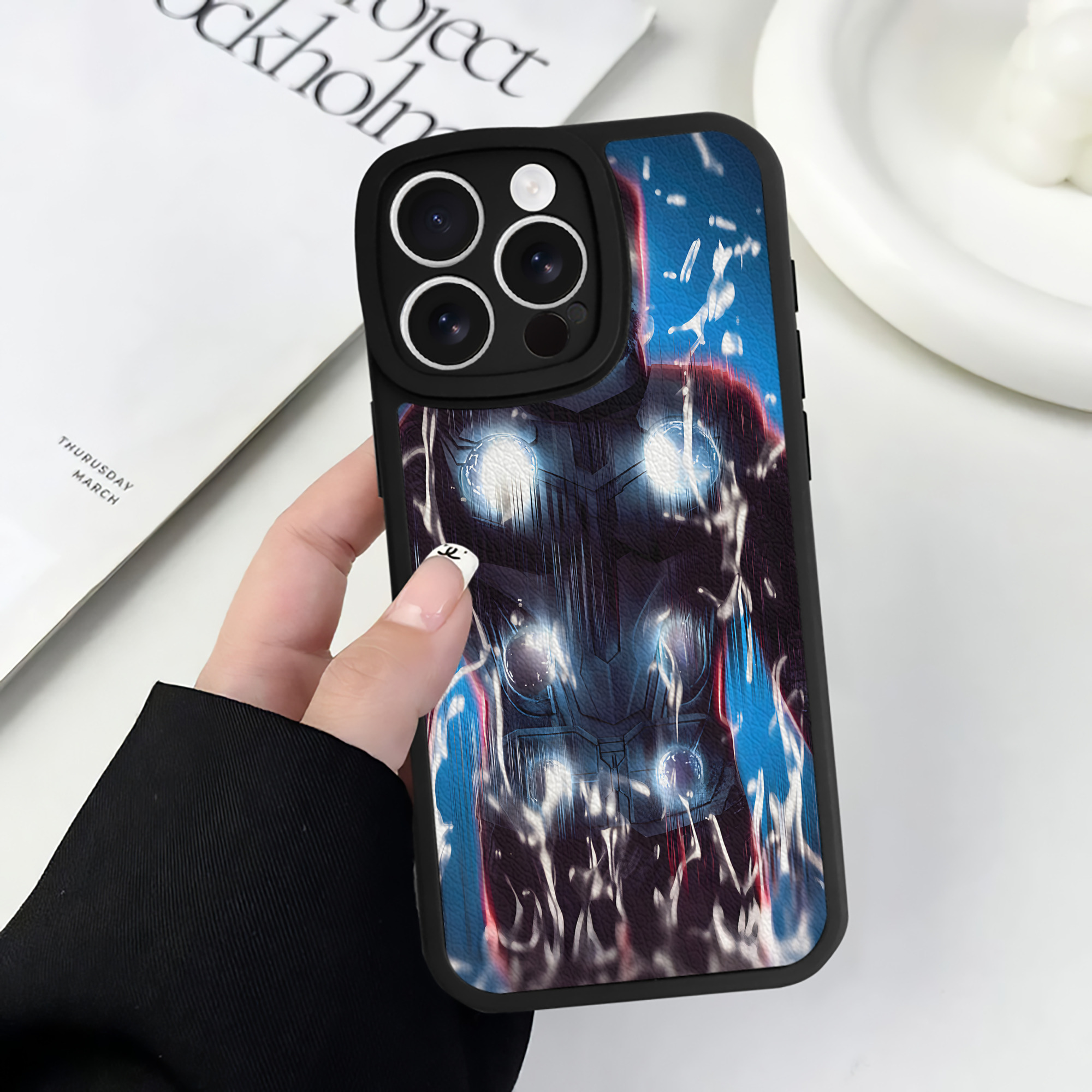（画像用） アベンジャーズ The Avengers 【iPhone 16シリーズ対応】シリコンスマホケース（レザー調） 材質：シリコン